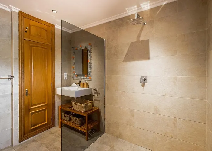 Tamango Hill, Вилла